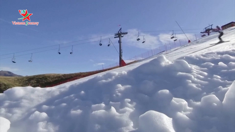 Áo mở cửa đường trượt tuyết nhân tạo dãy Kitzbühel Alps