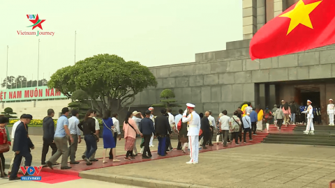 "Bác còn sống mãi với non sông đất nước"