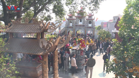 Bắc Ninh hạn chế đốt vàng mã ở đền Bà Chúa Kho