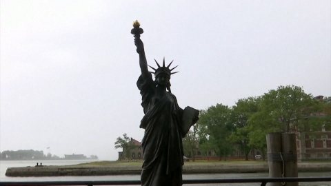Bản sao của Tượng Nữ thần Tự do được lắp đặt tại đảo Ellis, Mỹ