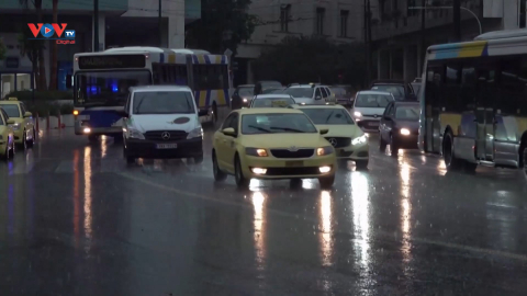 Bão cát và mưa lớn gây tắc nghẽn giao thông tại Thủ đô Athens của Hy Lạp