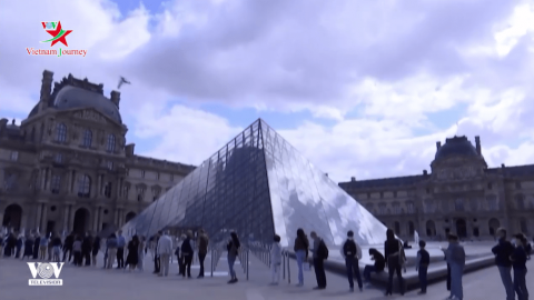 Bảo tàng Louvre mở cửa trở lại  