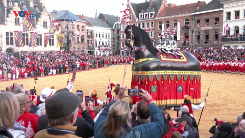 Bỉ: Hàng chục nghìn người tham dự cuộc diễu hành ngựa gỗ đặc biệt 