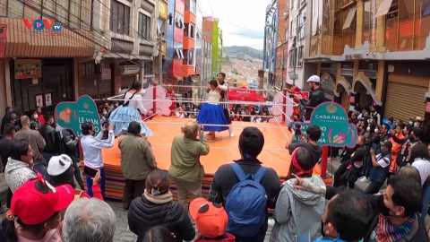 Bolivia: Các đô vật Cholita khuấy động đường phố thủ đô La Paz 
