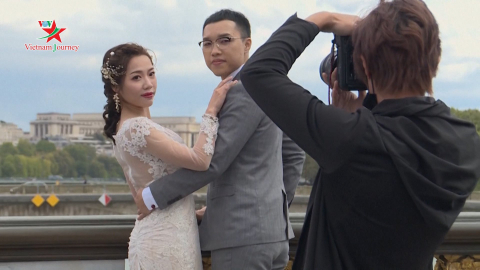 Các cặp đôi Trung Quốc đổ xô đến Paris, Pháp chụp ảnh cưới
