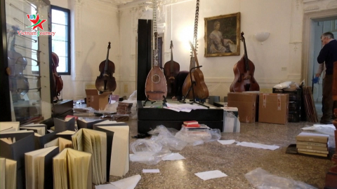 Các tình nguyện viên nỗ lực bảo vệ các bản nhạc cổ tại Venice, Italia