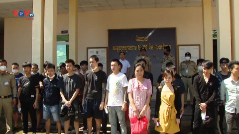 Campuchia bàn giao 26 người Việt, trong đó có 11 người liên quan vụ tháo chạy khỏi sòng bài về nước