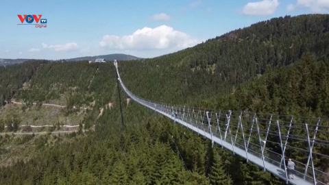 Cầu treo dài nhất thế giới chính thức được mở cửa ở CH Séc