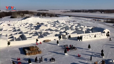 Choáng ngợp mê cung tuyết lớn nhất thế giới ở Canada