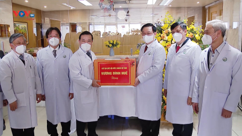 Chủ tịch Quốc hội Vương Đình Huệ chúc mừng ngày Thầy thuốc Việt Nam tại Bệnh viện Hữu nghị Việt Đức