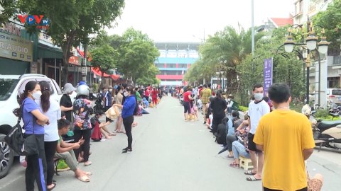 Cổ động viên Quảng Ninh kiên nhẫn xếp hàng nhận vé cổ vũ chung kết bóng đá nữ SEA Games