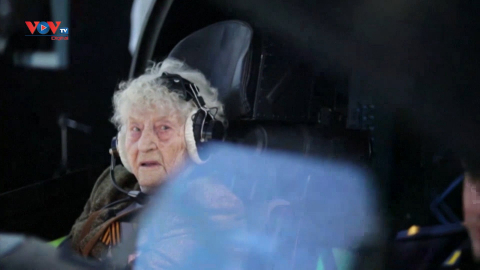 “Cụ bà thép” 99 tuổi lái máy bay chiến đấu mô phỏng 