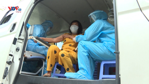Đà Nẵng: Đến tận nhà tiêm vaccine cho người già yếu