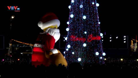 Đài Loan (Trung Quốc): Tác phẩm sắp đặt hình ông già Noel khổng lồ chào đón Giáng sinh  