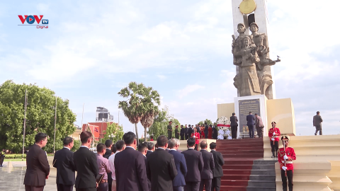 Dâng hương, đặt vòng hoa tại Đài Hữu nghị Việt Nam – Campuchia
