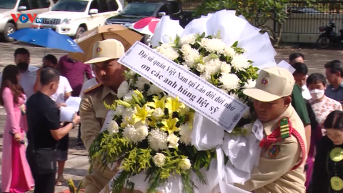 Dâng hương tưởng niệm các Anh hùng liệt sĩ liên quân chiến đấu Lào – Việt tại khu di tích lịch sử bản Keun, Lào
