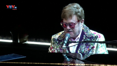Danh ca Elton John tiếp tục chuyến lưu diễn chia tay sự nghiệp