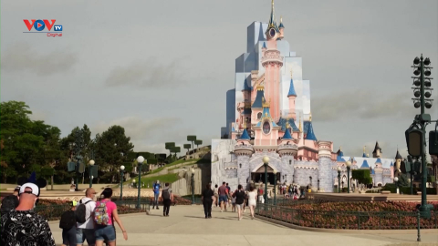 Disneyland Paris mở cửa trở lại 