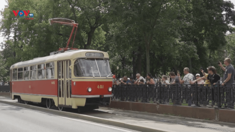 Độc đáo lễ hội diễu hành tàu điện lịch sử và ô tô cổ ở Nga