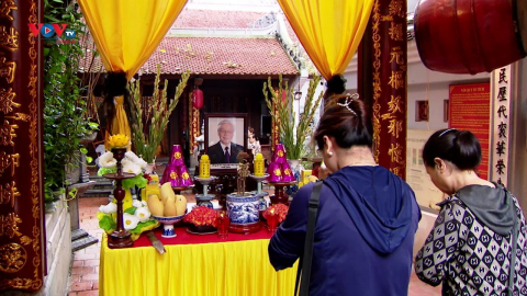 Đông đảo người dân đến các điểm thờ tự thắp hương tưởng nhớ Tổng Bí thư Nguyễn Phú Trọng