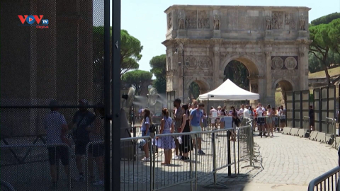 Du khách đổ về thủ đô Rome (Italia) bất chấp nắng nóng