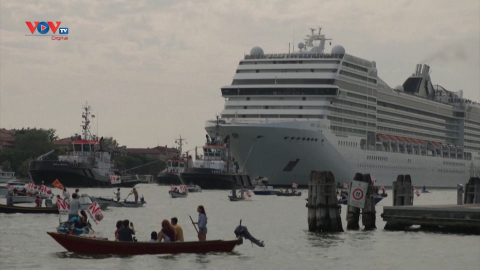 Du thuyền cỡ lớn cập cảng Venice, Italia khiến nhiều người dân phản đối 