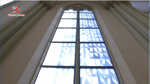 Đức: Ấn tượng nhà thờ trang trí cửa sổ bằng các tấm phim X-quang