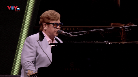Elton John đầy cảm xúc trong đêm diễn cuối cùng 