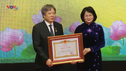 Giám đốc bệnh viện Việt Đức nhận danh hiệu anh hùng lao động
