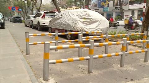 Hà Nội: Barie ngăn xe máy biến thành nơi để ô tô, bán trà đá