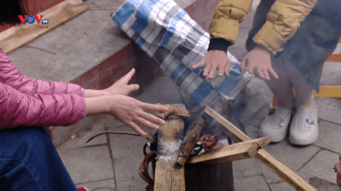 Hà Nội: Người dân nổi lửa sưởi ấm khi rét đột ngột