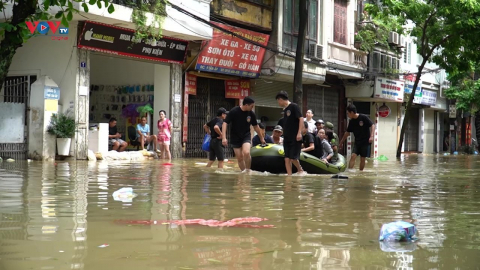 Hà Nội: Người dân vẫn di chuyển khó khăn dù nước bắt đầu rút