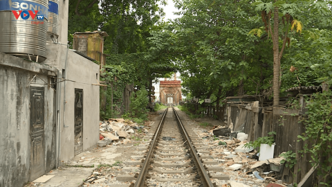 Hà Nội: Vì sao nhiều công trình sai phạm trên đất dành cho đường sắt ngang nhiên tồn tại