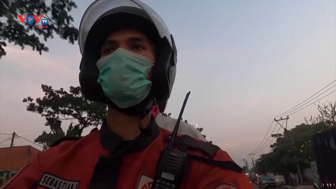 Indonesia: Đội hộ tống xe cứu thương giữa đại dịch Covid-19 