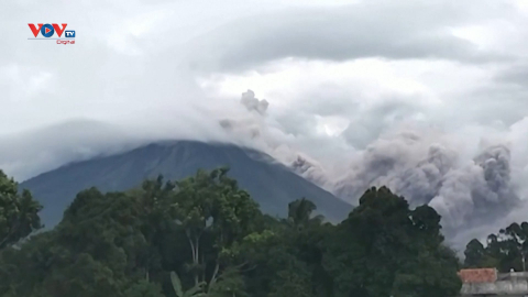Indonesia: Núi Semeru lại phun trào, đình chỉ tìm kiếm nạn nhân