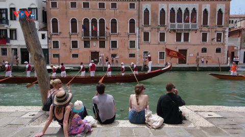 Italia: Hàng nghìn người tham gia cuộc đua thuyền chèo tại thành phố đầm phá Venice
