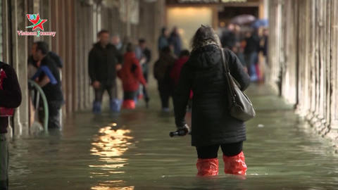 Italia: Người dân và khách du lịch lo ngại trước tình trạng ngập lụt tại Venice 