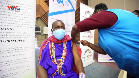 Kenya: Hướng dẫn viên du lịch bắt đầu tiêm vaccine ngừa Covid-19