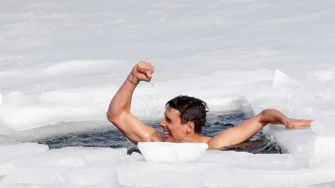 Kỷ lục bơi dưới mặt băng trong giá lạnh