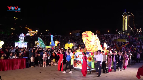 Lào Cai: Rước đèn đêm hội trăng rằm chào mừng 120 năm du lịch Sa Pa