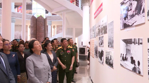 Lào: Triển lãm ảnh kỷ niệm 70 năm Chiến dịch Điện Biên Phủ