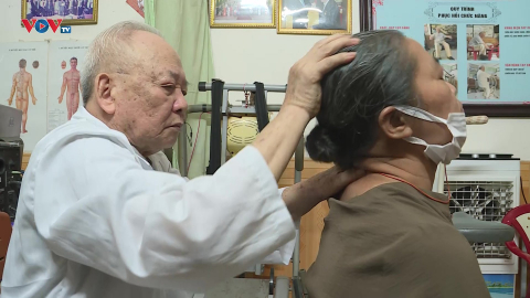 Lão y hơn 30 năm chữa bệnh miễn phí cho người nghèo thủ đô