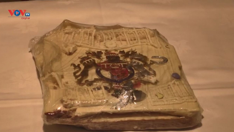 Lát bánh cưới 40 năm tuổi của Hoàng gia Anh có giá hơn 2.500 USD