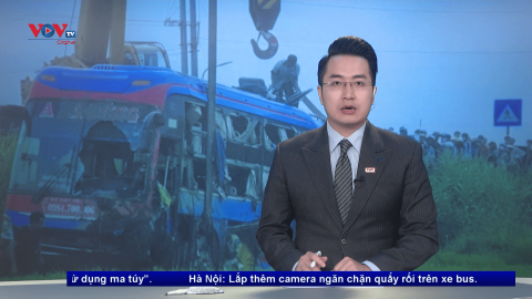 Lật xe khách ở Quảng Ngãi khiến tài xế tử vong, nhiều người bị thương.