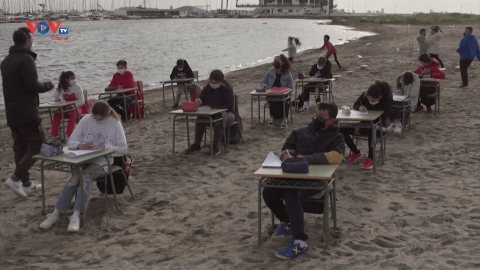 Mô hình lớp học trên bãi biển ở Tây Ban Nha