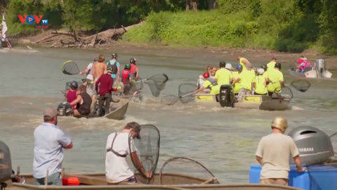 Mỹ: Độc đáo giải bắt cá Redneck