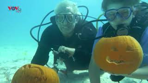 Mỹ: Thú vị cuộc thi khắc bí ngô dưới nước