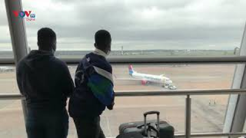 Nam Phi: Du khách mắc kẹt ở sân bay do biến thể mới Omicron