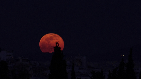 Ngắm trăng tròn trên đền cổ đại Parthenon