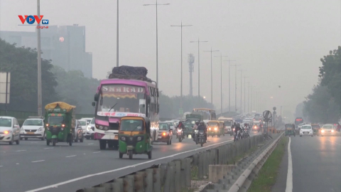 Ngày càng nhiều người mắc bệnh do ô nhiễm không khí nghiêm trọng tại thủ đô New Delhi (Ấn Độ)